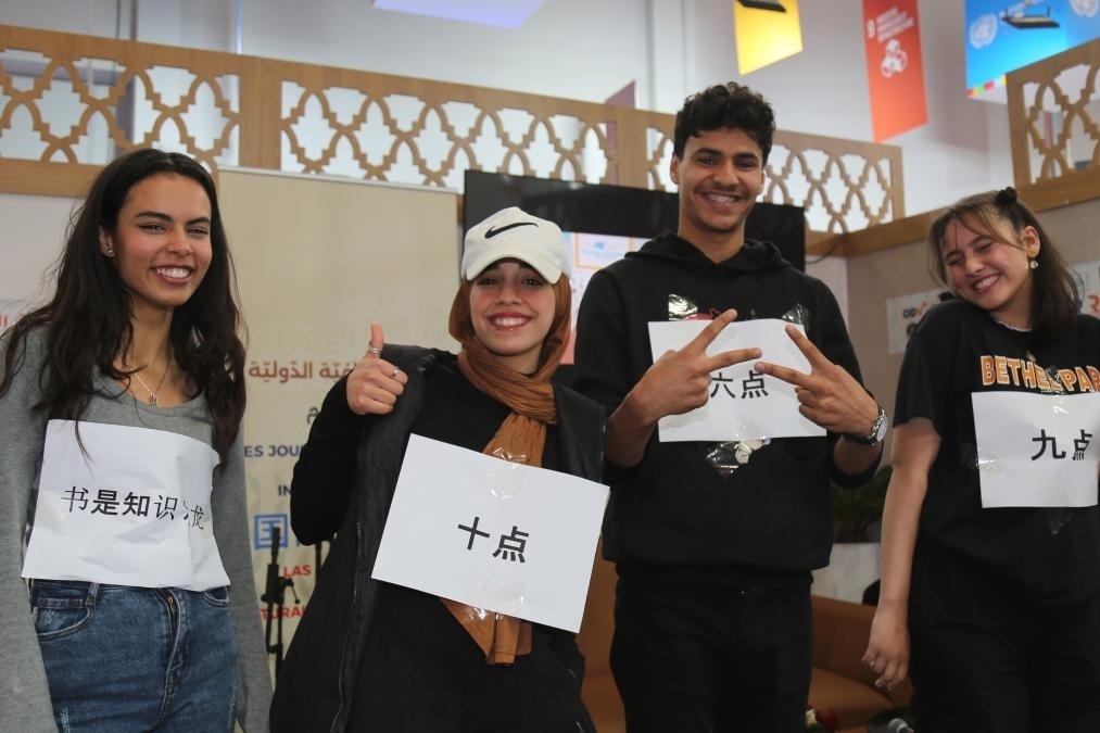 2024年4月24日，突尼斯高中生在首都突尼斯市舉辦的突尼斯國(guó)際書(shū)展上表演漢語(yǔ)節(jié)目。新華社發(fā)（阿代爾攝）