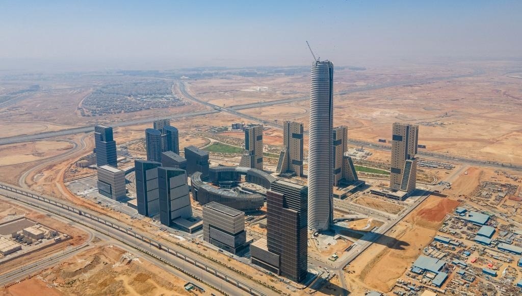 這是2023年6月28日在埃及開羅以東拍攝的建設中的埃及新行政首都中央商務區(qū)（無人機照片）。新華社發(fā)（中建埃及分公司供圖/黎炳宏攝）