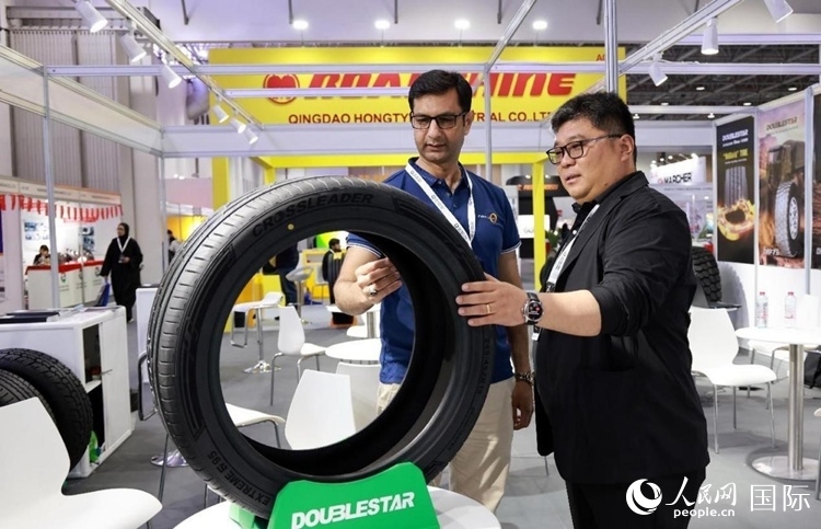 工作人員向客戶展示雙星電動(dòng)汽車輪胎。和傳統(tǒng)汽車輪胎相比，電動(dòng)汽車輪胎具有更高承載能力、更加靜音舒適、更好極速抓地、更低滾動(dòng)阻力等特點(diǎn)。人民網(wǎng)記者 管克江攝