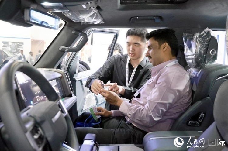 客戶在了解中國(guó)產(chǎn)汽車。人民網(wǎng)記者 管克江攝