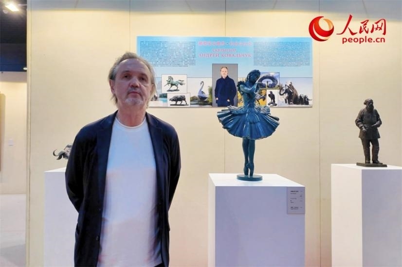 俄羅斯人民藝術(shù)家、俄羅斯美協(xié)主席安德烈·科瓦爾丘克正在接受人民網(wǎng)的采訪。人民網(wǎng)記者 劉微攝