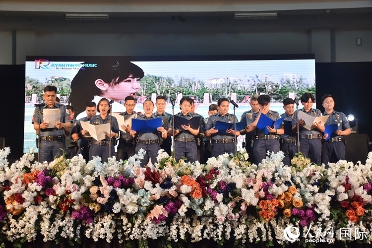邦板牙省警察局學(xué)員在結(jié)業(yè)典禮上表演合唱。人民網(wǎng)記者 樊帆攝