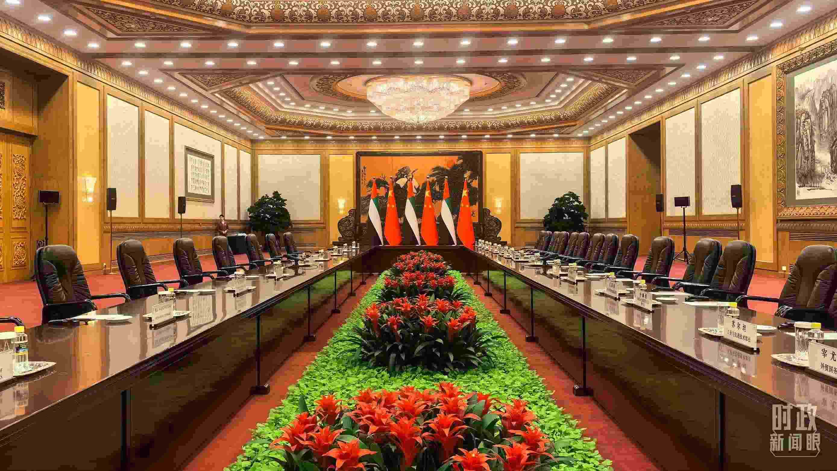 △5月30日下午，習近平主席同阿聯(lián)酋總統(tǒng)穆罕默德會談。這是會談開始前的現(xiàn)場。（總臺央視記者鄂介甫拍攝）