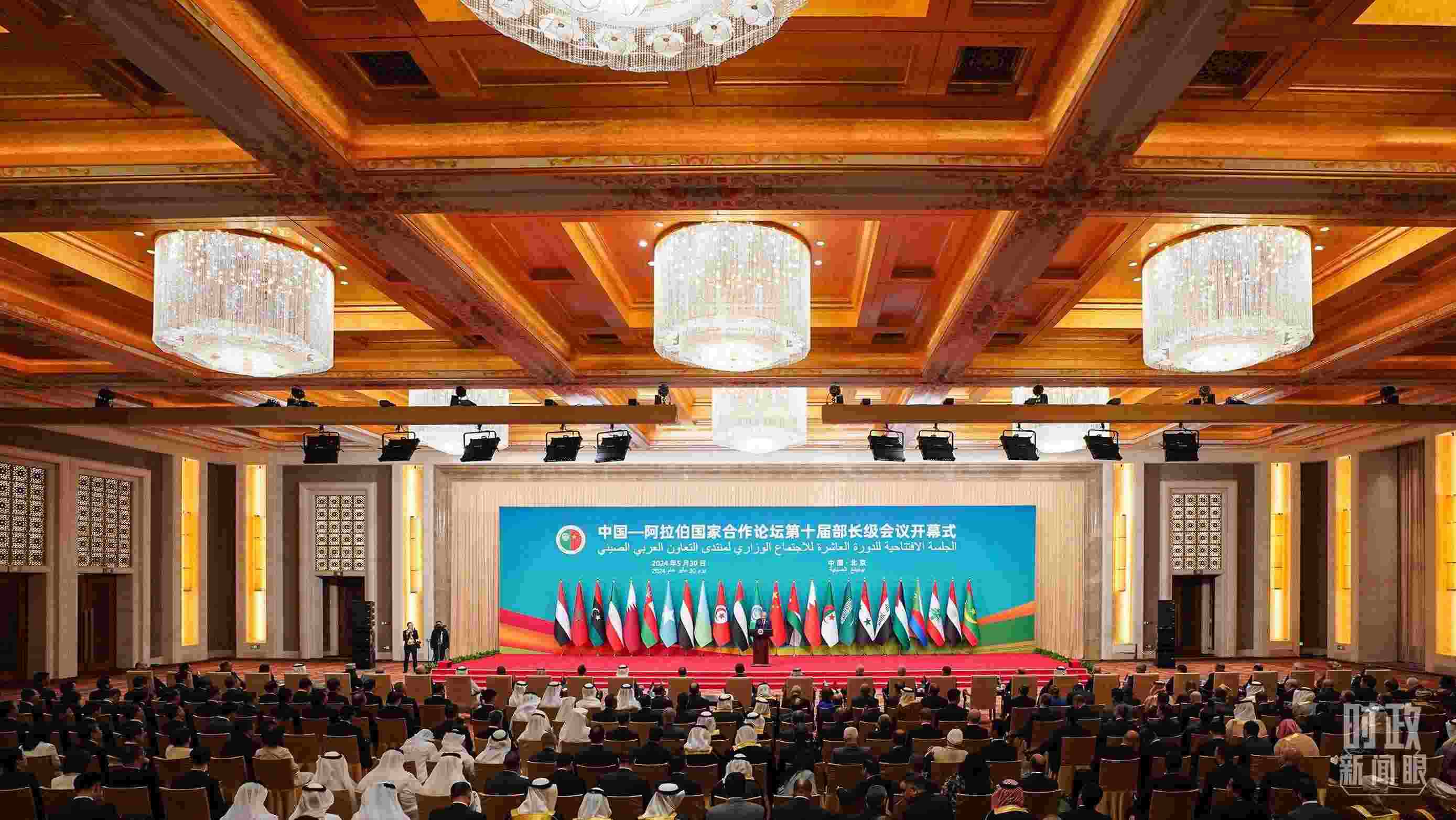 △5月30日開幕式現(xiàn)場，阿盟秘書長蓋特在致辭。（總臺國廣記者李晉拍攝）