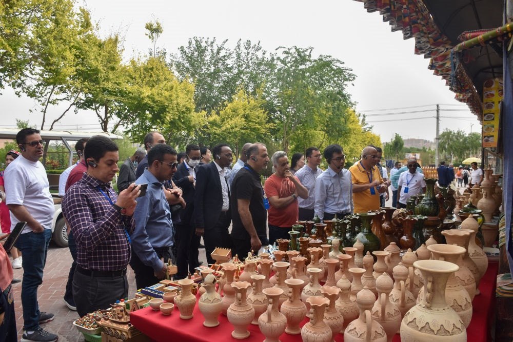 2023年5月31日，阿拉伯國家聯(lián)盟代表團(tuán)一行在新疆喀什古城參觀訪問。新華社記者 高晗 攝