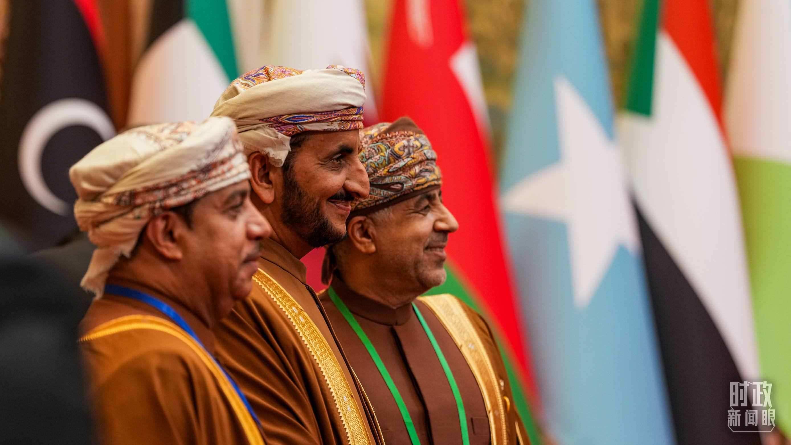 △與會代表在現(xiàn)場合影留念。（總臺國廣記者李晉拍攝）