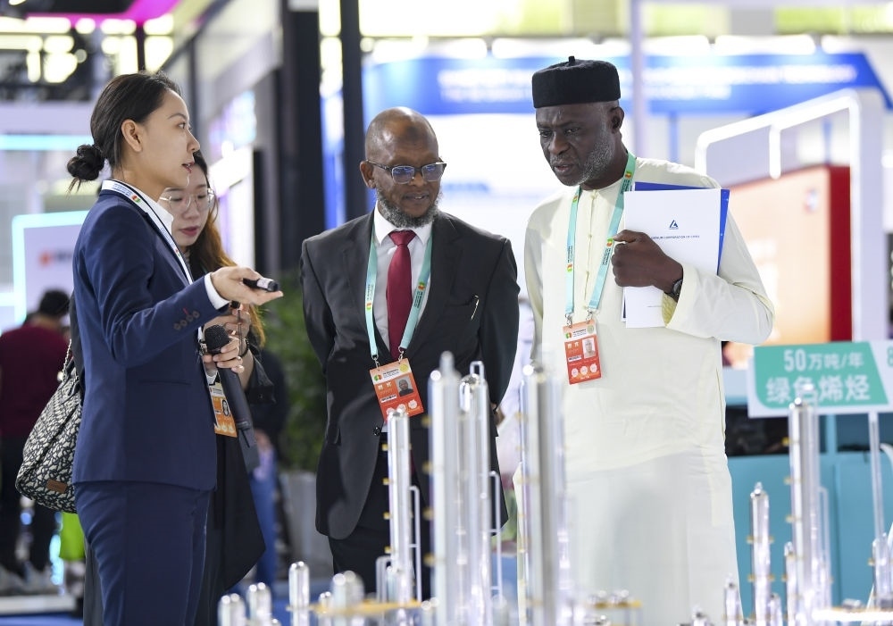 2023年9月22日，嘉賓在第六屆中阿博覽會上了解清潔能源項目。新華社記者 馮開華 攝