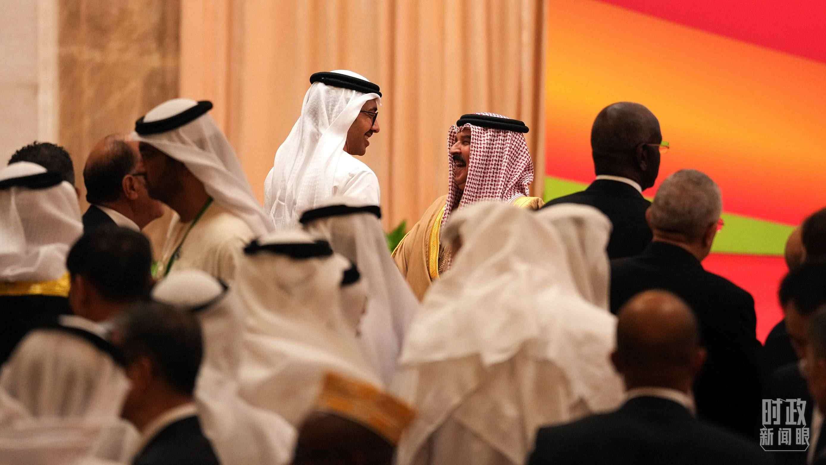 △與會代表在交談。（總臺國廣記者李晉拍攝）