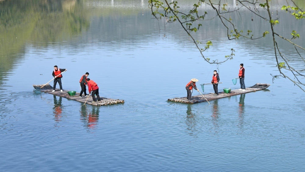 浙江省臺州市仙居縣步路鄉(xiāng)黨員志愿者與河長一起在永安溪巡河護(hù)水，清理雜物垃圾（2024年3月20日攝）。新華社發(fā)（王華斌攝）