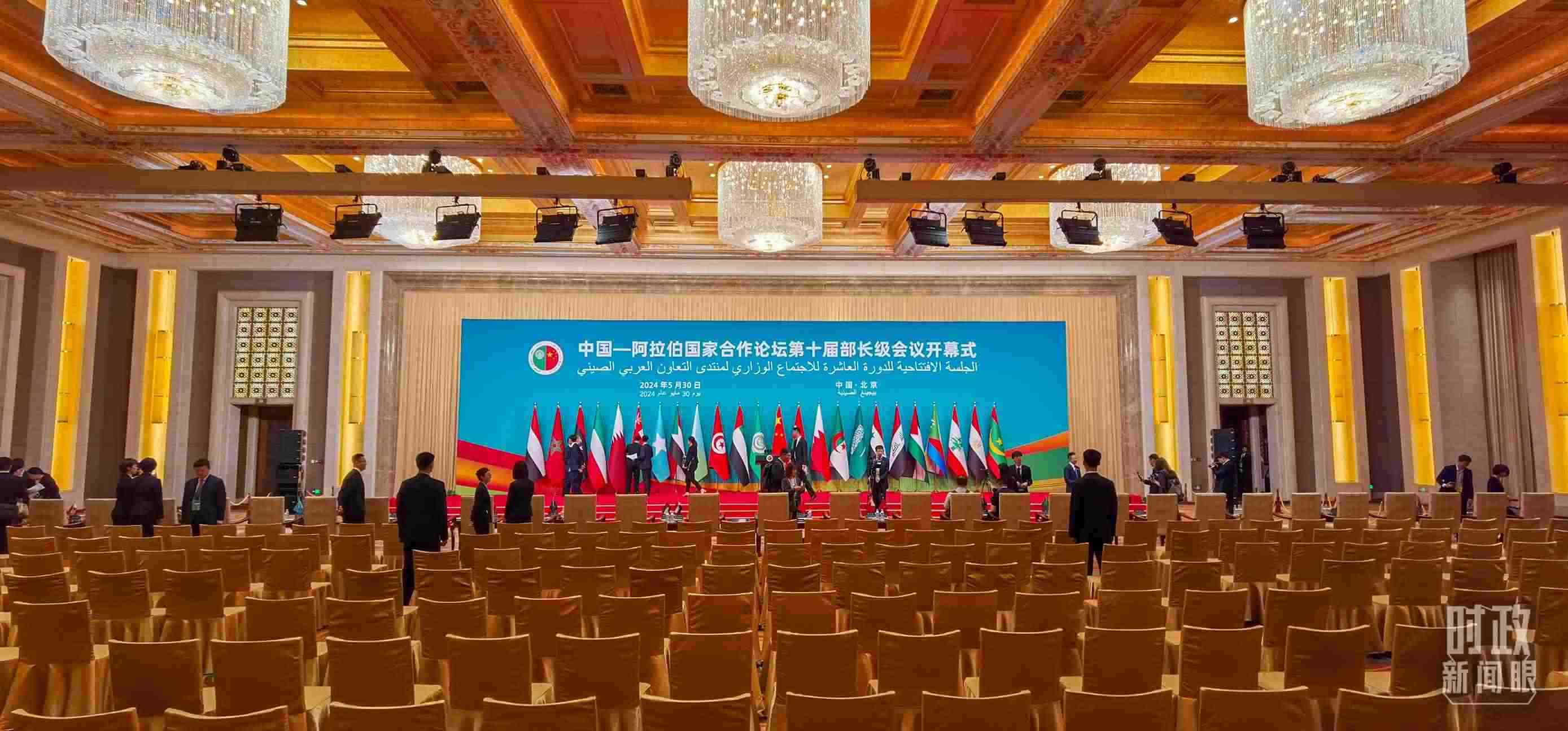 △會議開始前，現(xiàn)場正在進行各項準備工作。（總臺央視記者郭鴻拍攝）