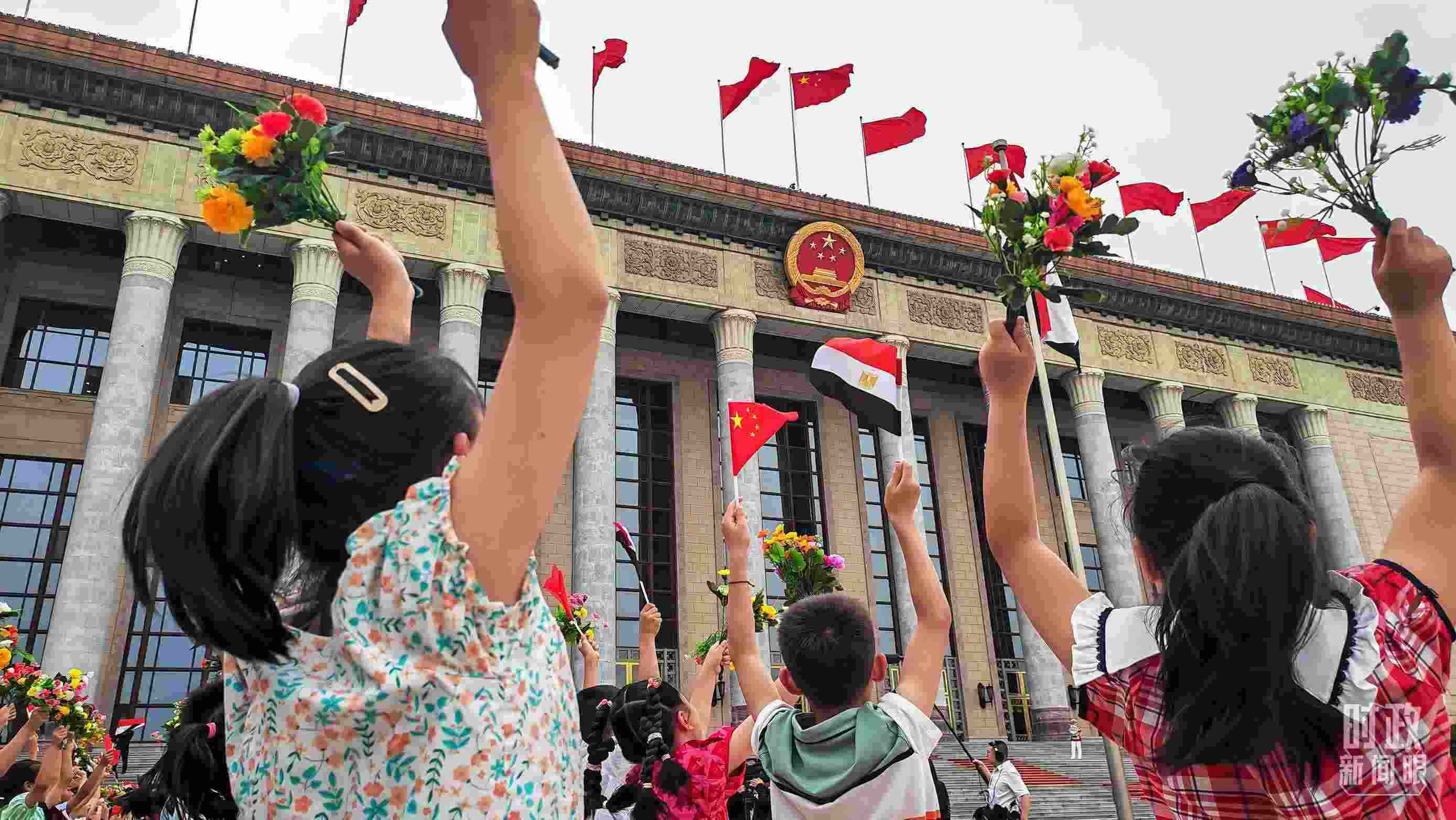△5月29日下午，習近平主席舉行儀式歡迎埃及總統(tǒng)塞西訪華。圖為歡迎儀式現(xiàn)場的少年兒童。（總臺央視記者劉琦拍攝）