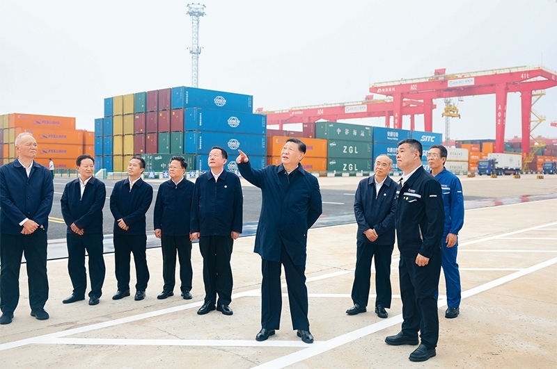 2024年5月22日至24日，中共中央總書記、國家主席、中央軍委主席習(xí)近平在山東考察。這是22日下午，習(xí)近平在日照港察看全自動化集裝箱碼頭作業(yè)場景。 新華社記者 鞠鵬/攝