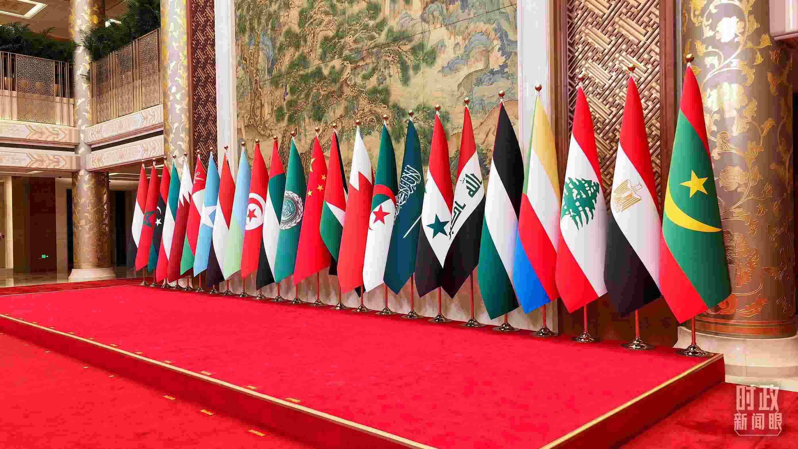 △會議現(xiàn)場的旗陣。（總臺央廣記者馬喆拍攝）