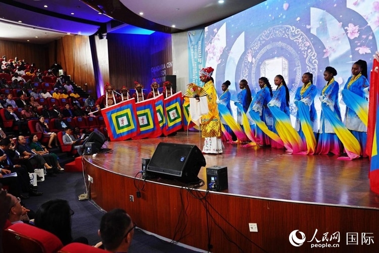 開幕式前，內(nèi)羅畢大學(xué)孔子學(xué)院學(xué)生進(jìn)行文藝表演。人民網(wǎng)記者 黃煒鑫攝