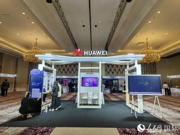 峰會現(xiàn)場，由泰國政府、中泰高校和客戶伙伴搭建的人才雙選會和伙伴展臺開放。人民網(wǎng)記者 楊一攝