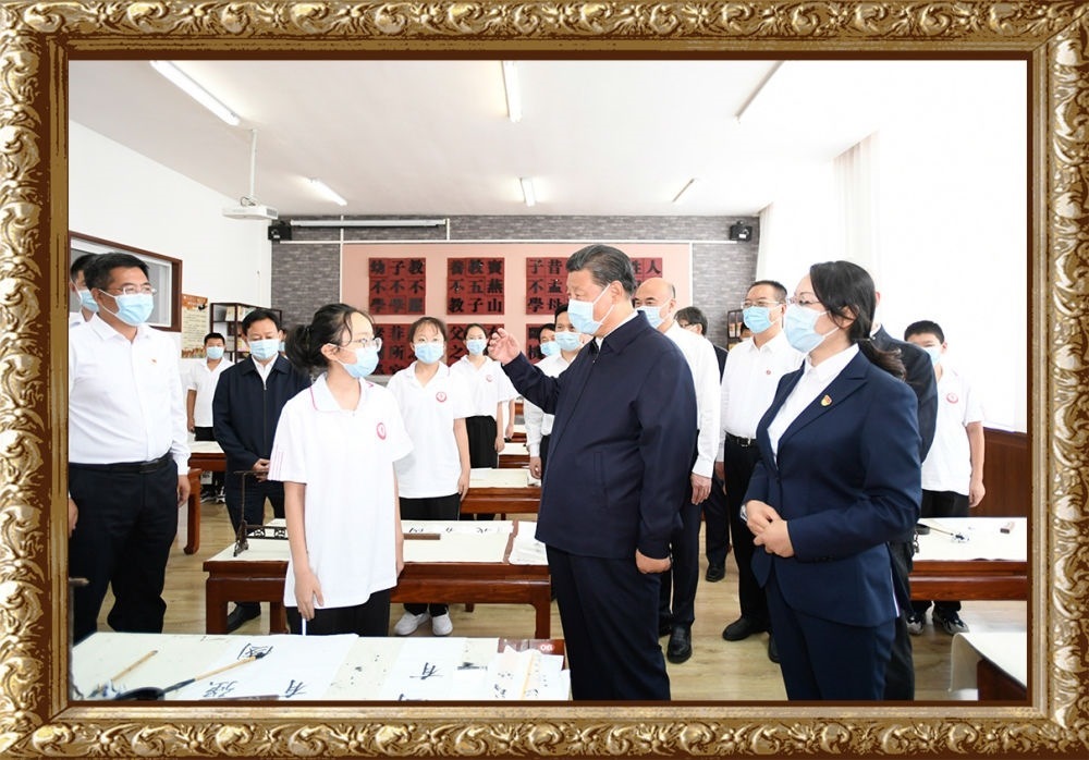 2021年9月13日至14日，習(xí)近平總書記在陜西省榆林市考察。14日上午，習(xí)近平在綏德實驗中學(xué)考察時，同正在練習(xí)書法的學(xué)生親切交流。