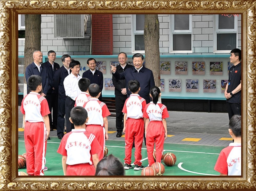 2023年5月31日上午，習(xí)近平總書記來到北京育英學(xué)?？赐繂枎熒?，在籃球場同正在上體育課的小學(xué)生們親切交流。習(xí)近平親切地說：“現(xiàn)在生活條件好了，孩子們不是要吃得胖胖的，而是要長得壯壯的、練得棒棒的?！? width=