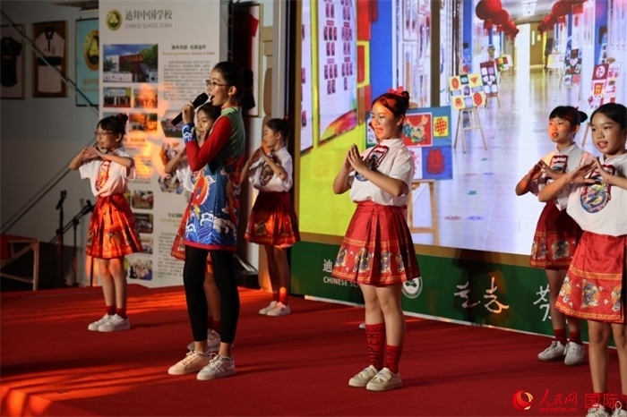 活動(dòng)上，孩子們表演原創(chuàng)歌舞節(jié)目。人民網(wǎng)記者 張志文攝