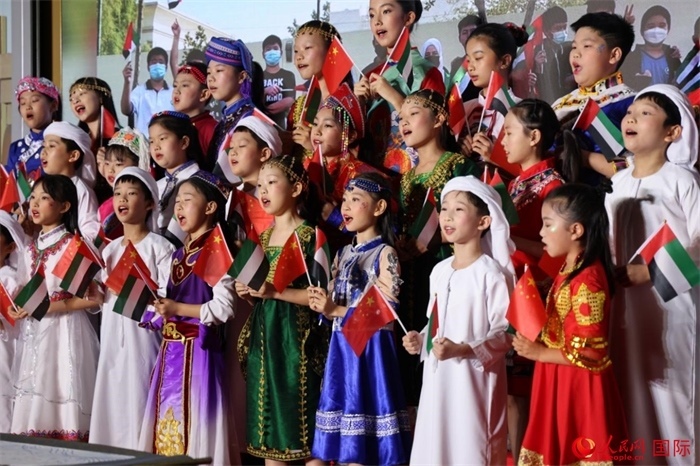 活動(dòng)上，身著中阿傳統(tǒng)服飾的孩子們共唱歌曲，表達(dá)對美好未來的向往。人民網(wǎng)記者 張志文攝