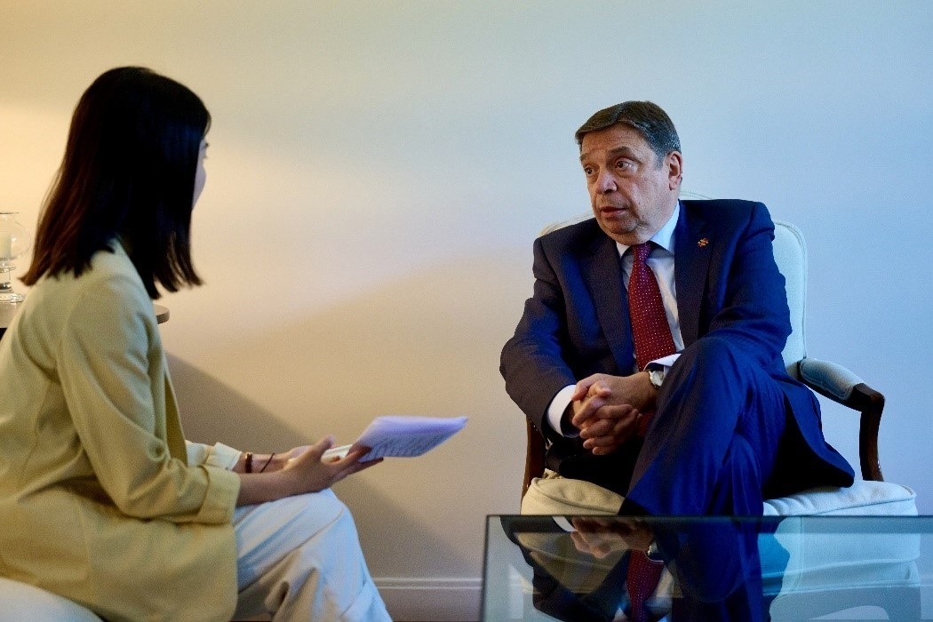 西班牙農(nóng)業(yè)、漁業(yè)和食品大臣普拉納斯接受人民網(wǎng)專訪。西班牙駐華大使館供圖