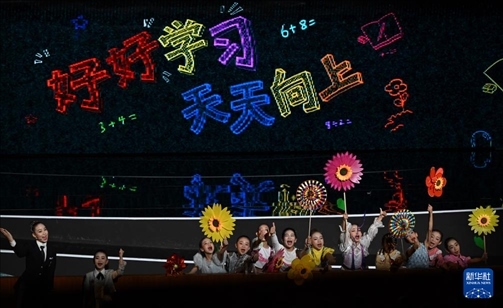 6月1日，演員在“我和祖國一起成長”主題演出活動中表演。新華社記者 金良快 攝