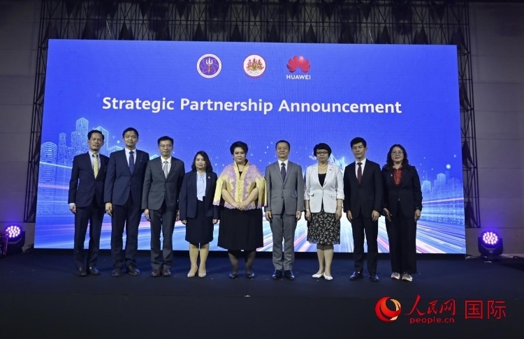 數(shù)字人才峰會(huì)現(xiàn)場。左五為泰國高等教育、科學(xué)、研究和創(chuàng)新部長素巴瑪·伊沙拉帕迪，右三中國駐泰國大使館教育參贊許蘭，右四為華為泰國技術(shù)有限公司總經(jīng)理李雄偉。人民網(wǎng)記者 簡承淵攝