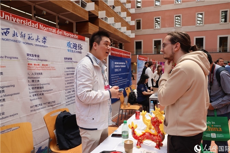 西班牙應(yīng)屆畢業(yè)生在展臺前咨詢。人民網(wǎng)記者 顏歡攝