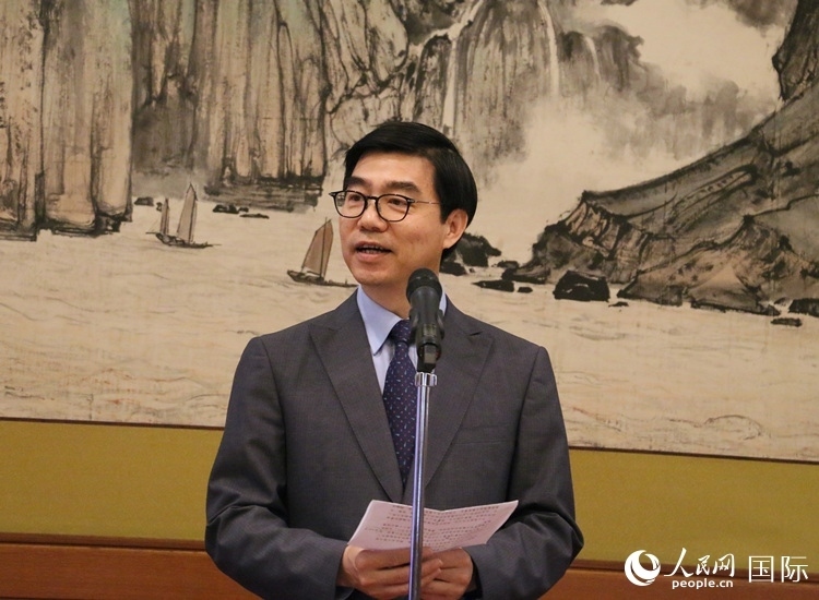 中國(guó)駐日本大使館施泳公使致辭。人民網(wǎng) 許可攝