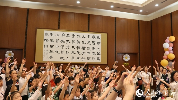 小朋友們合唱《明天會(huì)更好》。人民網(wǎng) 許可攝