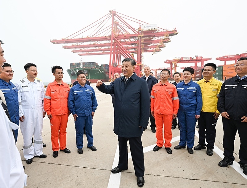 △2024年5月22日，習(xí)近平總書記在山東省日照港親切慰問港口科技工作者、運(yùn)營人員、航運(yùn)人員。