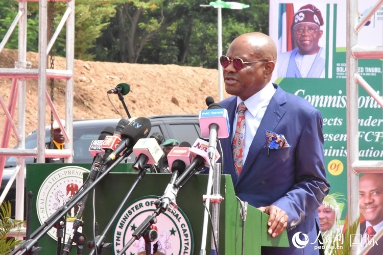 尼日利亞阿布賈首都地區(qū)部部長威克致辭。人民網(wǎng)記者 姜宣攝