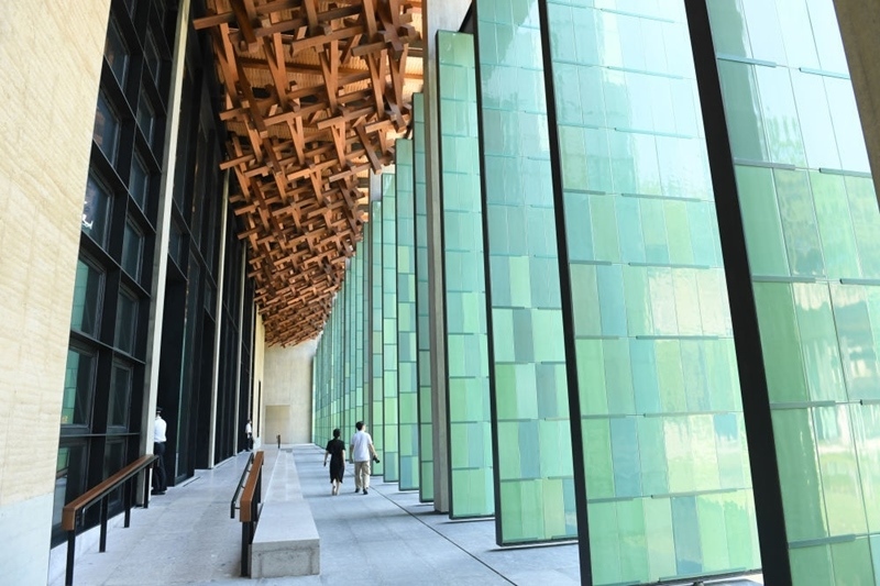 2022年7月23日，杭州國(guó)家版本館屋頂?shù)哪緲?gòu)和青瓷門(mén)扇相映成趣。