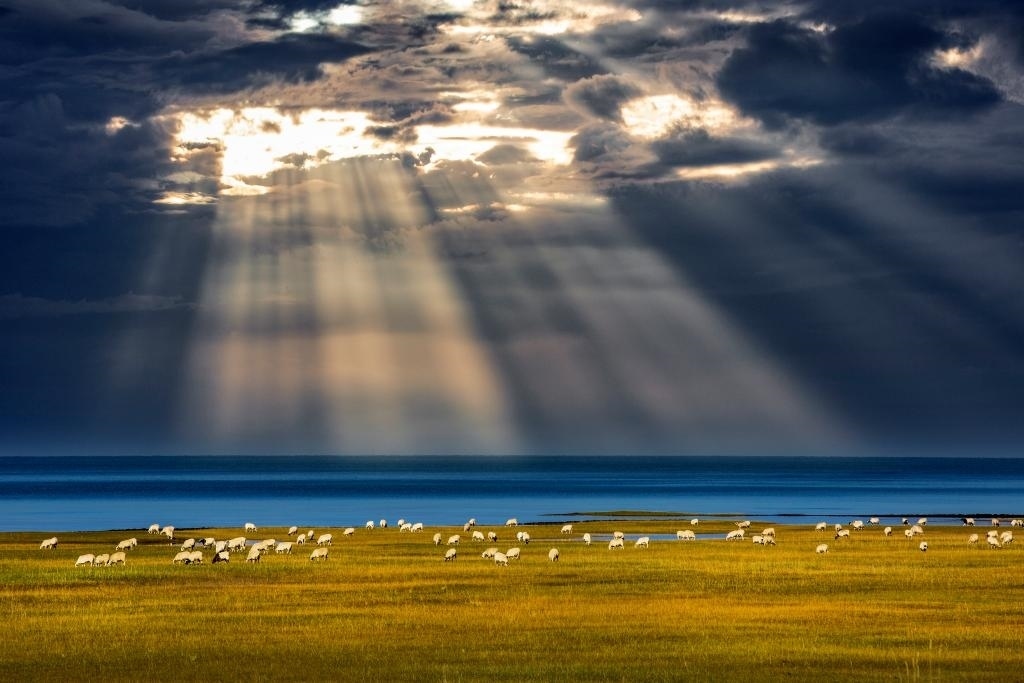 這是2022年9月21日在海北藏族自治州海晏縣拍攝的青海湖一角。（通聯(lián)照片 焦生福 攝）