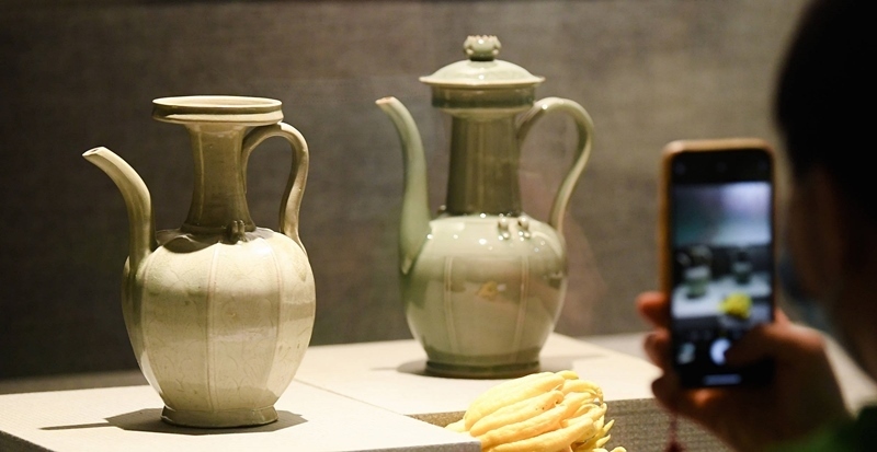 2021年9月14日，浙江省博物館，觀眾在拍攝北宋龍泉窯執(zhí)壺（左）和龍泉青瓷藝人劉杰制作的執(zhí)壺。