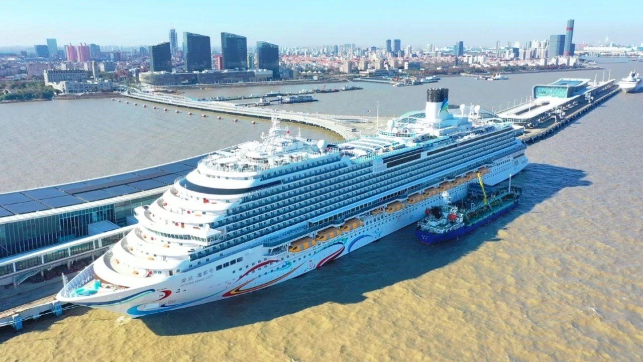 △2024年1月1日，國產首艘大型郵輪“愛達·魔都號”從上海吳淞口國際郵輪港開啟商業(yè)首航。