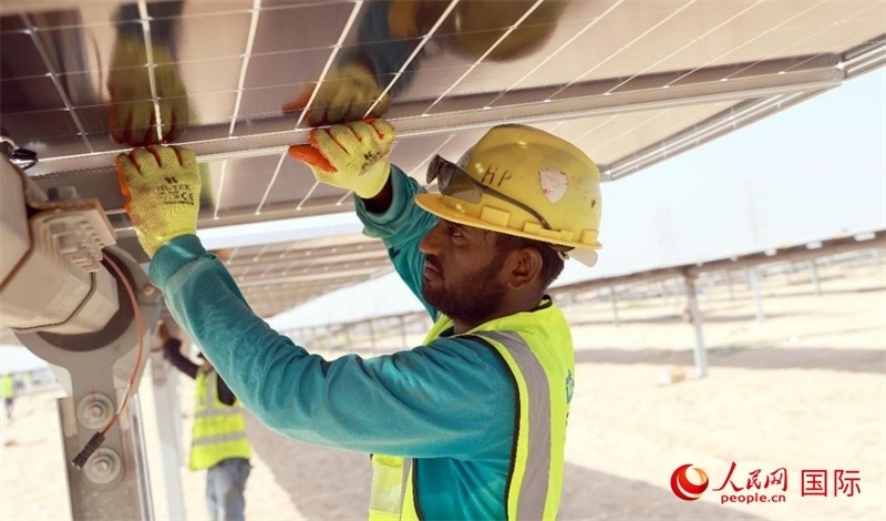 工人正在安裝光伏面板。人民網(wǎng)記者 管克江攝