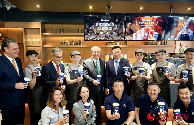 巴西副總統(tǒng)阿爾克明在北京某咖啡店推廣巴西咖啡。人民網(wǎng)記者 符園園攝