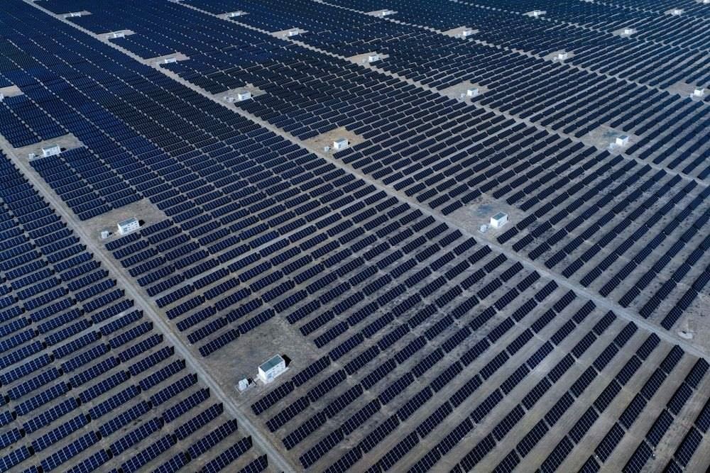 這是2024年4月15日在青海省海南藏族自治州共和縣塔拉灘綠色產(chǎn)業(yè)發(fā)展園區(qū)拍攝的光伏電站。新華社記者 張龍 攝