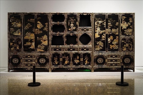 2023年7月9日，北京，中國工藝美術館·中國非物質文化遺產館，“山西特色專業(yè)鎮(zhèn)·平遙非遺雙寶中華行”展覽展出的推光漆器作品。