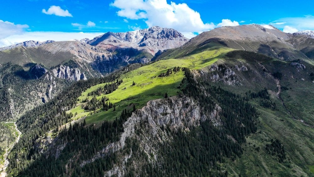 這是2023年6月18日在青海省玉樹藏族自治州囊謙縣拍攝的風(fēng)光（無人機照片）。新華社記者 張龍 攝