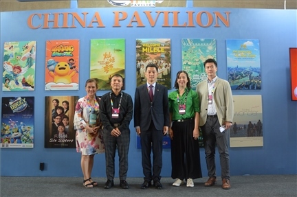 相關(guān)公司代表與中國駐里約熱內(nèi)盧總領(lǐng)館商務參贊敬艷輝在中國聯(lián)合展臺前合影。中廣國際公司供圖