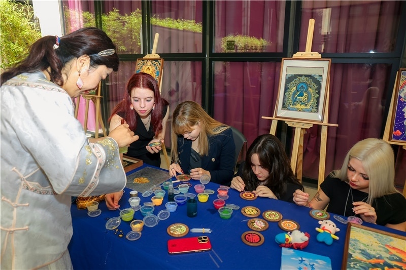 西班牙嘉賓參觀青海傳統(tǒng)手工技藝展示。主辦方供圖