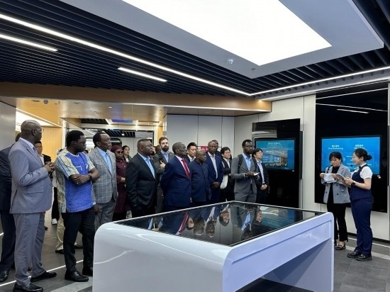 使節(jié)團(tuán)考察云上貴州大數(shù)據(jù)集團(tuán)展示中心。新華社記者 袁睿 攝