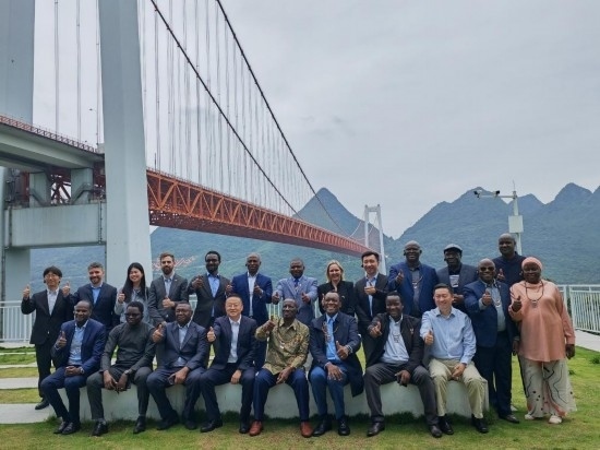使節(jié)團(tuán)與壩陵河大橋合影。新華社記者 吳思 攝