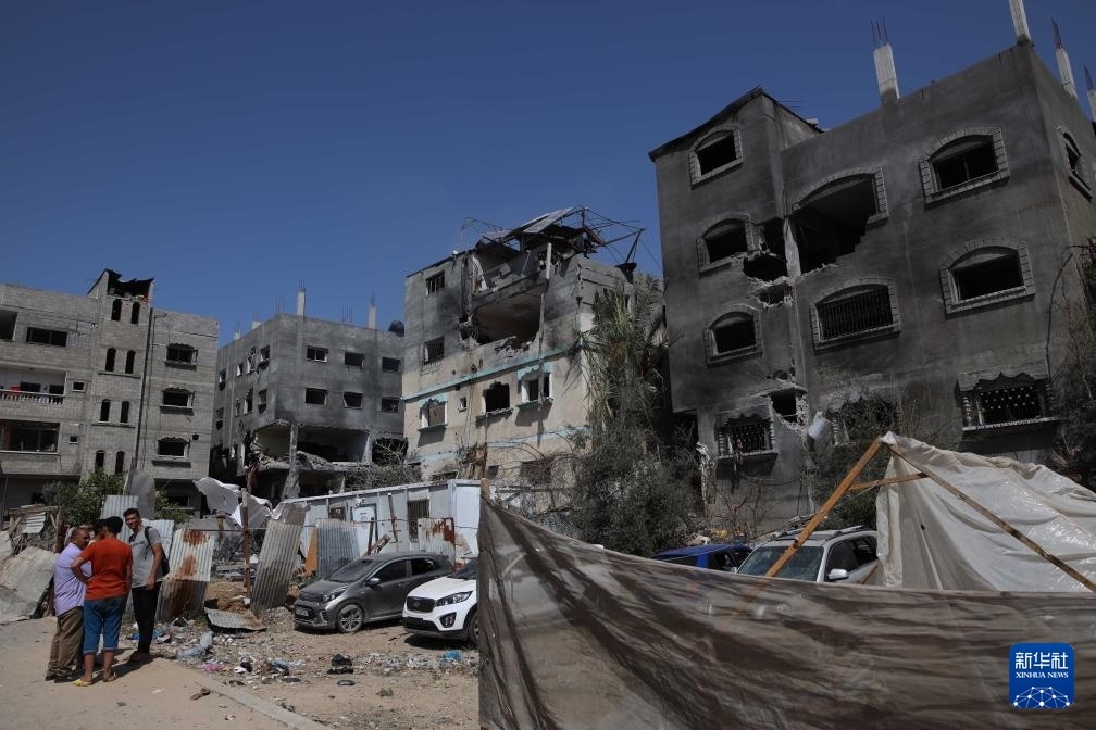 這是6月8日在加沙地帶中部努賽賴特難民營拍攝的在以軍襲擊中受損嚴重的房屋及車輛。新華社發(fā)（馬爾萬·達烏德攝）