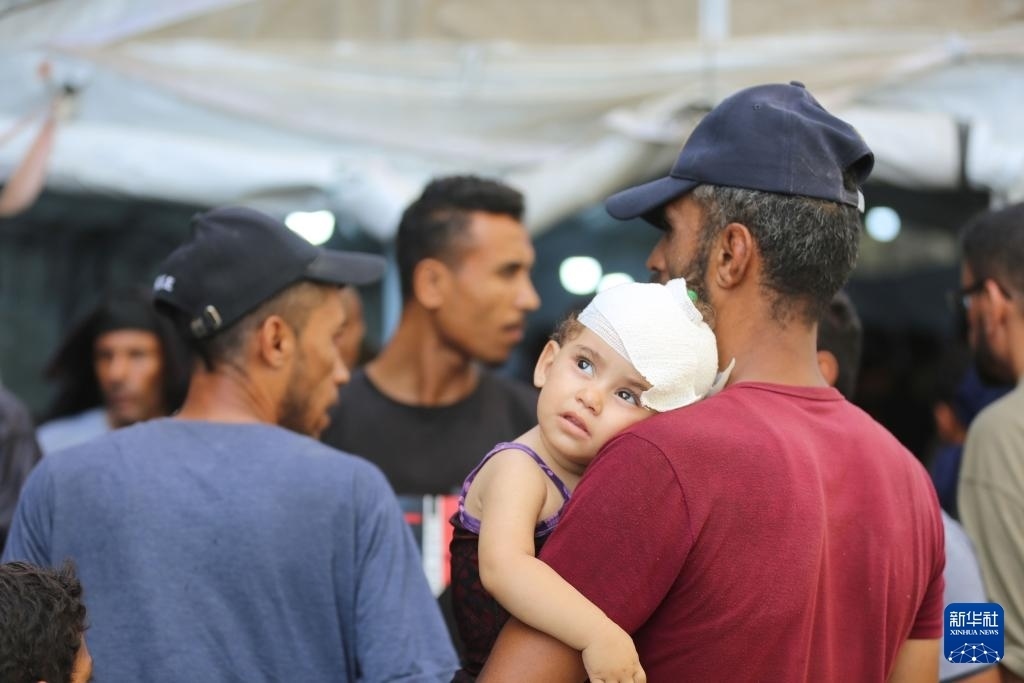 這是6月8日在加沙地帶中部努賽賴特難民營拍攝的傷員。新華社發(fā)（馬爾萬·達烏德攝）