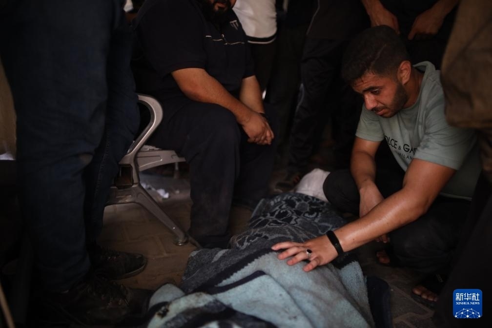 這是6月8日在加沙地帶中部努賽賴特難民營拍攝的以軍襲擊受害者。新華社發(fā)（馬爾萬·達烏德攝）