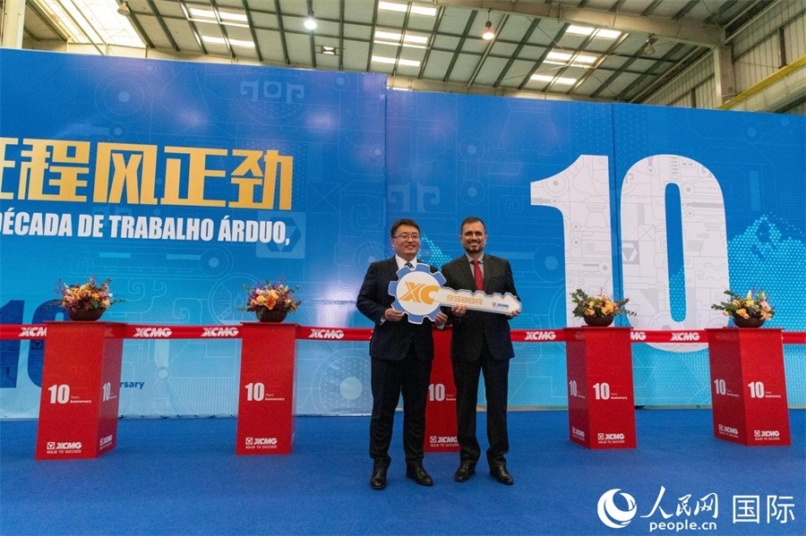 儀式上，徐工巴西制造總經(jīng)理李寒光將第23456臺(tái)產(chǎn)品鑰匙交付給客戶巴西Simak公司首席執(zhí)行官安德森·阿布魯手中。 人民日?qǐng)?bào)社拉美中心分社 威廉·科埃略·維亞納攝