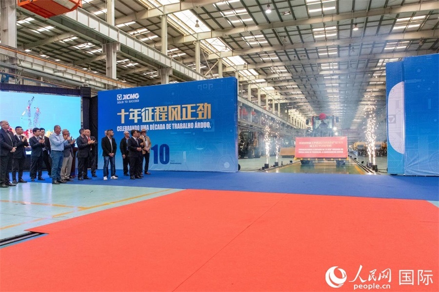 儀式上，米納斯吉拉斯州、波蘇阿雷格里市政府官員，徐工巴西制造的供應(yīng)商、經(jīng)銷商、客戶伙伴、員工代表和在巴中資機(jī)構(gòu)代表等，一起祝賀徐工巴西制造第23456臺(tái)產(chǎn)品下線并交付客戶。 人民日?qǐng)?bào)社拉美中心分社 威廉·科埃略·維亞納攝
