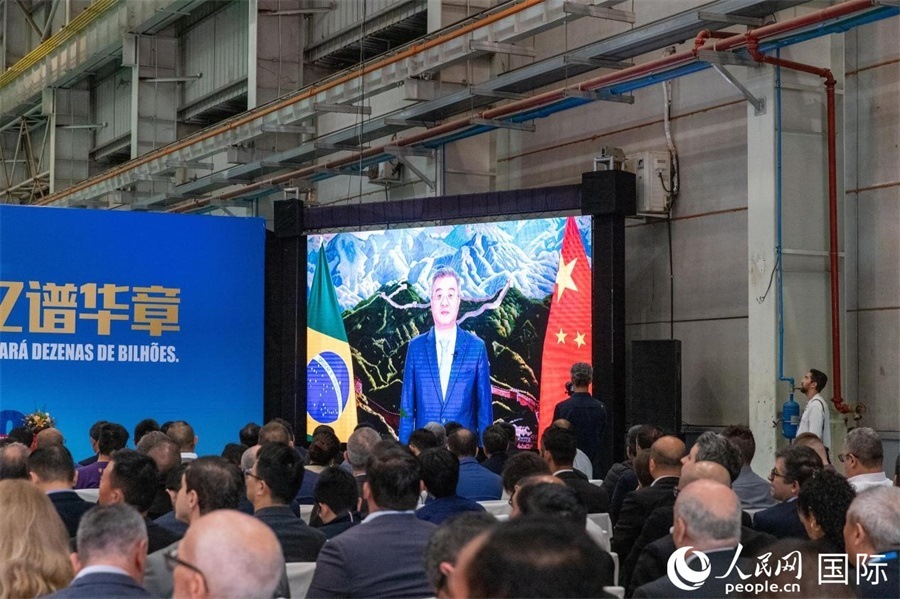 中國(guó)駐巴西大使祝青橋在視頻致辭中表示，徐工在巴西的發(fā)展，是眾多中國(guó)企業(yè)在習(xí)近平主席提出的共建“一帶一路”倡議推動(dòng)下，將中國(guó)的技術(shù)和產(chǎn)業(yè)發(fā)展成果帶往世界，促進(jìn)各國(guó)發(fā)展的縮影。 人民日?qǐng)?bào)社拉美中心分社 威廉·科埃略·維亞納攝